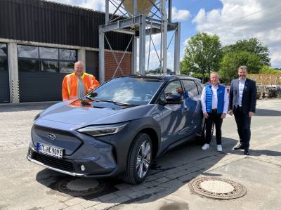 Gemeinde Herzebrock-Clarholz beschafft neuen Elektro-Dienstwagen

Bauhofleiter Christian Pohlmeyer knftig klimafreundlich unterwegs

Nachdem der alte Verbrenner nach zwlf Jahren ausgedient hatte, musste ein neuer Dienstwagen fr den Bauhofleiter Christian Pohlmeyer beschafft werden. 
Wie im Klimaschutzkonzept der Gemeinde verankert, sollen nach Mglichkeit batterieelektrische Fahrzeuge eingesetzt werden. 

?Nicht nur bei der Beheizung kommunaler Gebude, sondern auch im Betrieb unserer Maschinen und Fahrzeuge soll langfristig auf fossile Treibstoffe verzichtet werden. Mit kostrom geladen ist ein Elektro-Fahrzeug nahezu klimaneutral unterwegs?, fhrt Brgermeister Marco Diethelm die Klimaschutzziele der Gemeinde aus. 

Der Wagen ist viel im Gelnde unterwegs: Zum Tagesgeschft des Bauhofleiters gehren zum Beispiel die Straenkontrolle im Auenbezirk, die Winterdienstkontrolle, Leitung der Wasserlaufunterhaltung sowie die Einsatzleitung bei Sturm- und Hochwasserereignissen. Entsprechend muss das Fahrzeug gerstet sein fr tief ausgefurchte Waldwege, holprige Straen, Matsch, Schnee und Eisgltte. 

?Der neue Elektrogelndewagen ist wegen der Unterbodenverkapselung besonders gut gegen Wasser und Schmutz geschtzt. Dank des Allradantriebs und der erhhten Bodenfreiheit ist der Wagen auf jedem Untergrund sicher unterwegs? erlutert Frank Deitert vom Autohaus Dalkmann Automobile GmbH & Co. KG. Bisher erfllen nur wenige rein batterieelektrische Fahrzeuge alle Voraussetzungen fr den Einsatz im Gelnde. ?Mit dem neuen Gelndewagen lassen sich Klimaschutz und technische Anforderungen verbinden? freut sich Christian Pohlmeyer, der sich bereits von der Eignung des Fahrzeugs berzeugen konnte. Gegenber einem herkmmlichen Diesel oder Benziner werden bei einer jhrlich zurckgelegten Strecke von 15.000 Kilometern rund zweieinhalb Tonnen Kohlendioxid eingespart. ?Der technologische Fortschritt in der Elektromobilbranche ist schnell: die Fahrzeuge erreichen hhere Reichweiten und haben eine bessere Effizienz? so die Klimaschutzmanagerin der Gemeinde Caroline Httemann. 

Der neue Elektrowagen des Bauhofs hat bei einer Akkukapazitt von 71 Kilowattstunden eine Reichweite von ber 400 Kilometern und kann bei Bedarf auch einen kleinen Anhnger ziehen. Geladen wird das Fahrzeug an der bauhofeigenen Wallbox oder mit bis zu 150 Kilowatt an der Schnellladesule ber einen CCS-Anschluss.
