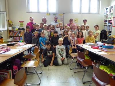 Kristina Mutawalli und Alexandra Severins, Schulleiterin Anja Gisbertz sowie Brgermeister Marco Diethelm und Klimaschutzmanagerin Caroline Httemann sind stolz auf die 2a, der Gewinnerklasse der Josefschule in Herzebrock.