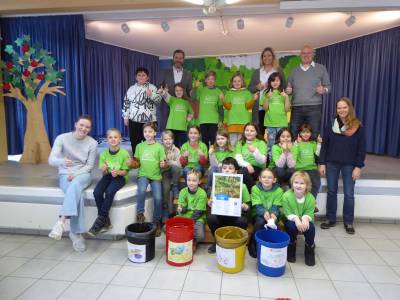 Umwelt-AG der Bolandschule belegt ersten Platz beim Westenergie Klimaschutzpreis

?	Gemeinde Herzebrock-Clarholz und Westenergie zeichnen ehrenamtliches Engagement fr Umwelt- und Klimaschutz aus
?	?Die Projekte zeigen, welchen Stellenwert Klima- und Umweltschutz bei uns in Herzebrock-Clarholz haben?, sagte Brgermeister Marco Diethelm  
Herzebrock-Clarholz, 21. November 2024

Repair-Cafs, Food-Sharing-Konzepte oder groangelegte Energiespar-Manahmen: In vielen Stdten sowie Gemeinden entwickeln Brgerinnen und Brger Ideen fr die Umwelt und ein gutes Klima. Bereits seit 1995 frdert Westenergie dieses Engagement fr Nachhaltigkeit. Der Infrastrukturanbieter und Energiedienstleister prmiert jhrlich mit dem Westenergie Klimaschutzpreis herausragende Projekte in seinen Partnerkommunen. In diesem Jahr geht der erste Platz in Herzebrock-Clarholz an die Umwelt-AG der Bolandschule, die sich mit vielfltigen Projekten fr den Klimaschutz engagiert hat.
Mit kleinen Aktionen machte die Umwelt-AG auf das Thema Umweltschutz aufmerksam, aber frderte auerdem direkt die Nachhaltigkeit in und um den Schulhof. So bildete die Umwelt-AG beispielsweise Mllexpertinnen und ?experten aus, die mit passenden Stickern auf den Abfallkrben fr einfachere Mlltrennung im Schulalltag sorgen. Eigens von den Schlerinnen und Schlern eingepflanzte Blumenzwiebeln machen den Schulhof etwas bunter und bieten auch kleinen Insekten Nahrung. Unterschlupf finden die Tiere dann in den selbstgebauten, farbenfrohen Insektenhotels der Umwelt-AG. ?Die Bolandschule zeigt, wie viele kleine Manahmen eine groe Wirkung erzielen knnen?, sagte Brgermeister Marco Diethelm und freut sich ber das umfangreiche Engagement der Umwelt-AG. Die erhlt dafr ein Preisgeld in Hhe von 500 Euro. 
Auch der St. Michael Kindergarten aus Herzebrock-Clarholz zeigte sein Herz fr Nachhaltigkeit. Der Kindergarten beteiligte sich an der Klimawoche und klrte die Kinder ber verschiedenste Umwelt- und Klimaschutzthemen auf. Fragen wie ?Woher kommt Trinkwasser??, ?Wie wird Energie gespart?? und ?Wieso ist Mlltrennung wichtig?? kamen in der Woche zur Sprache. ?Das Bewusstsein fr Umwelt- und Klimaschutz in frher Kindheit schaffen, ist wichtig. Kinder lernen so, wie viel Einfluss jede und jeder von uns hat und dadurch profitiert unsere Umwelt?, sagte Thorsten Hildebrandt, Westenergie-Kommunalmanager. Fr das Engagement erhlt der Kindergarten ein Preisgeld in Hhe von 300 Euro. 
Seit 1995 machen Westenergie und ihre Partnerkommunen im Versorgungsgebiet von Nordrhein-Westfalen, Niedersachsen und Rheinland-Pfalz mit dem Klimaschutzpreis gute Ideen und vorbildliche Aktionen aus dem lokalen und regionalen Umfeld fr die ffentlichkeit sichtbar. Der Klimaschutzpreis des Energiedienstleisters und Infrastrukturanbieters regt damit auch zum Nachahmen an und macht Mut, selbst aktiv zu werden. Insgesamt erhielten ber 8.000 Initiativen, Projekte und Gruppen die Auszeichnung. Welches Projekt gewinnt, entscheidet im Vorfeld eine Jury aus Vertretenden der Kommune und der Westenergie.  
Weitere Informationen zum Westenergie Klimaschutzpreis unter:  westenergie.de/klimaschutzpreis

Energie. Fr Euch. 
Die Westenergie AG ist als Energiedienstleister und Infrastrukturanbieter in Nordrhein-Westfalen, Niedersachsen und Rheinland-Pfalz ttig und engagiert sich in ihren Partnerkommunen fr Klimaschutz, soziale Projekte, Sport sowie Kultur und Bildung. Dazu zhlt auch der Westenergie Klimaschutzpreis, mit dem das Unternehmen seit 28 Jahren in Partnerschaft mit den Kommunen Engagement fr Klimaschutz auszeichnet. Das Ziel: gemeinsam nachhaltiger zu handeln und die Zukunft zu gestalten ? von Osnabrck bis Trier, von Wesel bis Arnsberg. 

Weitere Informationen zu Westenergie gibt es auch auf den Plattformen Facebook, Instagram, LinkedIn.
