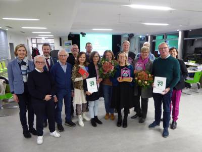 Herzebrock-Clarholz vergibt zum zweiten Mal den Heimat-Preis
Drei Gewinner freuen sich ber die Auszeichnung

Am Mittwoch, 11. Dezember fand zum zweiten Mal die Verleihung des Heimat-Preises Herzebrock-Clarholz statt. Zu Beginn der letzten Ratssitzung des Jahres wurden drei bemerkenswerte Akteure in der Mensa der von-Zumbuch-Gesamtschule ausgezeichnet.

Wie schon im vergangenem Jahr tagte dazu der Ausschuss fr Schule, Sport, Kultur und Stdtepartnerschaften. Der Ausschuss bettigte sich in seiner Sitzung am 23. September auch diesmal wieder als Jury und hatte die Aufgabe, sich zwischen den eingegangenen Bewerbungen zu entscheiden?, informiert Wilhelm Towara, Fachbereichsleiter fr Schule, Sport, Kultur, Familie, Soziales und Ordnung.

Auch in diesem Jahr wurde die mit 5.000 Euro dotierte Auszeichnung aufgeteilt. Der geteilte 1. Preis geht mit je 2.000 Euro an den Kunstverein Gruppe 13 e.V. und an den Heimatverein Clarholz e.V.. Den dritten, mit 1.000 Euro ausgestatteten, Preis bekommt Michael Wstheinrich. 

Brgermeister Marco Diethelm freut sich, dass der Preis auch in diesem Jahr wieder an drei wrdige Gewinner geht. Alle Ausgezeichneten engagieren sich seit vielen Jahren fr die Gemeinde Herzebrock-Clarholz. Sie tragen mageblich dazu bei, dass der Begriff Heimat auf unterschiedliche Art und Weise immer wieder neu mit Leben gefhrt und erhalten wird. Traditionen werden bewahrt, zeitgem transformiert und dokumentiert. Besonders gefllt mir, dass Kinder und Jugendliche aktiv einbezogen werden. Das ist zukunftsweisend! Alle drei Preistrger haben diese besondere Anerkennung hoch verdient.?

Kunstverein Gruppe 13 e.V. (Auszugsweise sinngem aus dem Bewerbungsschreiben)
Der Kunstverein Gruppe 13 e.V. ist der Zusammenschluss von 13 Kunstschaffenden aus der Region. Der Verein ermglicht einen niederschwelligen Zugang zu Kunst und Kultur im lndlichen Raum. Er bietet Knstlerinnen und Knstlern aus der Region und darber hinaus eine Ausstellungsmglichkeit. Eine Identifizierung mit Herzebrock-Clarholz als Standort und somit heimatliche Verbundenheit und tragen zum gesellschaftlichen Zusammenhalt und der Verwurzelung vor Ort bei. Die gesamte Organisation der Galerie wird von den Mitgliedern der Gruppe 13 e.V. ehrenamtlich durchgefhrt. Es besteht zudem eine enge Kooperation mit dem Frderverein Haus Samson. Jedes Jahr besuchen zunehmend mehr Besucher aus Herzebrock-Clarholz und der Region die Ausstellungen. Die jhrliche Aktion ?Kleine Knstler - groe Kunst