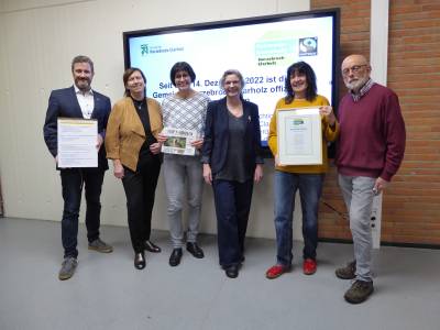 Fairer Handel in Herzebrock-Clarholz
Gemeinde erfolgreich fr zwei weitere Jahre als Fairtrade-Town rezertifiziert
Die Gemeinde Herzebrock-Clarholz erfllt weiterhin alle fnf Kriterien der Fairtrade-Towns Kampagne und trgt seit dem 14. Dezember fr weitere zwei Jahre den Titel Fairtrade-Gemeinde. Die Auszeichnung wurde erstmalig im Jahr 2022 durch Fairtrade Deutschland e.V. verliehen. Seitdem baut die Kommune ihr Engagement weiter aus. 
Brgermeister Diethelm freut sich ber die Verlngerung des Titels: ?Die Besttigung 
der Auszeichnung ist ein schnes Zeugnis fr die nachhaltige Verankerung des fairen Handels in Herzebrock-Clarholz. Lokale Akteure aus Politik, Zivilgesellschaft und Wirtschaft arbeiten hier eng fr das gemeinsame Ziel zusammen. Ich bin stolz, dass Herzebrock-Clarholz dem internationalen Netzwerk der Fairtrade-Towns angehrt. Wir setzen uns weiterhin mit viel Elan dafr ein, den fairen Handel auf lokaler Ebene zu frdern.? 
Vor zwei Jahren, am 14. Dezember 2022, erhielt Herzebrock-Clarholz vom gemeinntzigen Verein Fairtrade Deutschland e.V. erstmalig die Auszeichnung fr das Engagement zum fairen Handel, fr die nachweislich fnf Kriterien erfllt sein mssen. Der Brgermeister und der Rat trinken fair gehandelten Kaffee und halten die Untersttzung des fairen Handels in einem Ratsbeschluss fest, eine Steuerungsgruppe koordiniert alle Aktivitten, in Geschften und gastronomischen Betrieben werden Produkte aus fairem Handel angeboten, die Zivilgesellschaft leistet Bildungsarbeit und die lokalen Medien berichten ber die Aktivitten vor Ort. 
Das Engagement als Fairtrade-Town ist vielfltig: In Herzebrock-Clarholz wurden in den vergangenen beiden Jahren verschiedene Aktionen wie beispielweise Infostnde zum fairen Handel organisiert. ?Wir verstehen die besttigte Auszeichnung als Motivation und Aufforderung fr weiterfhrendes Engagement?, sagt die Sprecherin der Steuerungsgruppe, Marita Feldmann, ?Geplant sind auch weiterhin gemeinsame Projekte mit der von-Zumbusch-Gesamtschule, die mittlerweile offiziell Fairtrade-Schule ist. Auf dem Herzebrocker Wochenmarkt und bei Festen und Veranstaltungen wie dem Weinfest St. Christina oder dem Trdelmarkt in Clarholz ist der Fairtrade-Town Stand in Kooperation mit dem Eine-Welt-Laden mit seinen fair gehandelten Produkten inzwischen eine feste Gre.?
Die Fairtrade-Towns Kampagne bietet der Gemeinde Herzebrock-Clarholz auch konkrete Handlungsoptionen zur Umsetzung der nachhaltigen Entwicklungsziele der Vereinten Nation (Sustainable Development Goals - SDGs), die 2015 verabschiedet wurden. Unter dem Motto ?global denken, lokal handeln? leistet die Gemeinde mit ihrem Engagement einen wichtigen Beitrag. 
Herzebrock-Clarholz ist eine von ber 820 Fairtrade-Towns in Deutschland. Das globale Netzwerk der Fairtrade-Towns umfasst ber 2.000 Fairtrade-Towns in insgesamt 36 Lndern, darunter Grobritannien, Schweden, Brasilien und der Libanon. Weiter Informationen zur Fairtrade-Towns Kampagne gibt es unter www.fairtrade-towns.de.