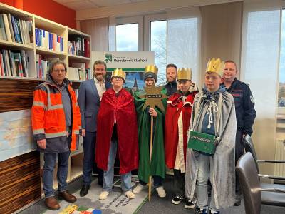Sternensinger berbringen Segen
Besuch im Rathaus der Gemeinde Herzebrock-Clarholz

Am vergangenen Montag hat Brgermeister Marco Diethelm (CDU) Besuch im Rathaus von den Sternensingern der Pfarrgemeinde St. Christina bekommen. Die vier Jungen Felix, Laurin, Julius und Hannes, verkleidet als die Heiligen Drei Knige Caspar, Melchior und Balthasar berbrachten den Segensspruch ?Christus mansiomem benedicat? (Abkrzung: CMB) fr das Rathaus, die Auenstelle der Gemeindewerke, den Bezirksdienst der Polizei und die vier Feuerwehrhuser der Lschzge. Dieser Segensspruch heit bersetzt ?Christus segne dieses Haus?. Brgermeister Diethelm berreichte als Dank eine Spende in die mitgebrachte Spendendose und bergab den vier Jungen zustzlich einen Ortsgutschein, der im rtlichen Einzelhandel oder in der Gastronomie eingelst werden kann. Im ganzen Ort sind Mdchen und Jungen in den Tagen unterwegs und bitten um eine Spende fr einen guten Zweck. 


Bildunterschrift: Die Sternensinger zu Besuch beim Brgermeister 
v.l. Marco Schrder (Gemeindewerke), Brgermeister Marco Diethelm, Felix, Laurin, Fabian Meise (Bezirksdienst Polizei Herzebrock-Clarholz), Julius, Hannes und Sascha Braunsmann (Feuerwehr Herzebrock-Clarholz)
