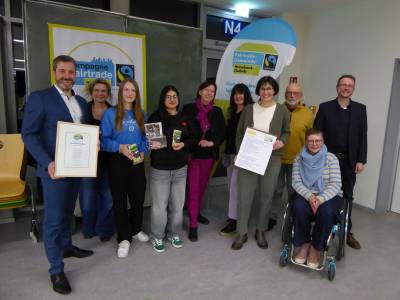 Gemeinde Herzebrock-Clarholz erfolgreich als Fairtrade-Town rezertifiziert
Fairer Handel und Nachhaltigkeit sind wichtige Themen, deshalb hatte die Gemeinde Herzebrock-Clarholz im Jahr 2021 beschlossen, Fairtrade-Town zu werden. Im Dezember 2022 war es soweit. Seitdem ist viel passiert und am 14. Dezember 2024 wurde die Gemeinde erfolgreich fr zwei weitere Jahre rezertifiziert.
?Als Fairtrade-Gemeinde Herzebrock-Clarholz untersttzen wir nachhaltige und faire Produktionsbedingungen in Lndern des globalen Sdens, um Armut zu verringern und Lebensqualitt zu verbessern. ?Wir frdern den Verkauf und Verzehr fair gehandelter Produkte in der Gemeinde. Wir informieren mit vielfltigen Aktionen und Kampagnen, um zu sensibilisieren, zu bilden und Verstndnis zu schaffen. Ein breites Spektrum unterschiedlicher lokaler Akteure ist uns dabei wichtig. Durch weitreichende Akzeptanz vor Ort knnen wir mitwirken, globale Gerechtigkeit zu strken.? 
Bei einer kleinen Feier am 22. Januar 2025 wurde die Erneuerung des Titels in der Mensa der Fairtrade-Town von Zumbusch-Gesamtschule gebhrend gewrdigt. Der Brgermeister, die Schlerinnen Hanna Grimm und Haihat Khalid sowie Marita Feldmann als Sprecherin der Steuerungsgruppe fanden die passenden Worte. 
Die Steuerungsgruppe freut sich ber weitere Untersttzung. Wer Lust hat, bei Fairtrade-Town mitzumachen, kann sich gern bei Anja Valentien im Rathaus melden. Weitere Infos gibt es auch im Internet: Fairtrade-Town | Gemeinde Herzebrock-Clarholz.
