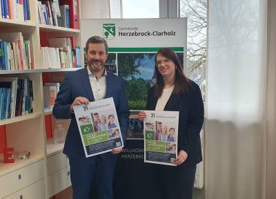 Save the Date - Tag der Ausbildung in Herzebrock-Clarholz
Heimische Betriebe ffnen am 10. Mai

Der Tag der Ausbildung ist bereits ein fester Termin im Veranstaltungskalender der Gemeinde geworden ?Aus diesem Grund mchten wir es auch in diesem Jahr den heimischen Unternehmen wieder ermglichen, daran teilzunehmen ?, kndigt Brgermeister Marco Diethelm an. 

Die Aktion soll in bewhrter Weise erneut an einem Samstag stattfinden. Am 10. Mai werden teilnehmende Unternehmen ihre Rumlichkeiten fr potentielle Auszubildende und Praktikumsinteressierte ffnen. Von 10 bis 14 Uhr knnen Jugendliche und ihre Familien mit den Firmen in ungezwungener Atmosphre ins Gesprch kommen. Unternehmen, die etwas auerhalb gelegen sind und damit geringere Chancen haben, vor Ort besucht zu werden, knnen sich mit einem Stand im Industriegebiet beteiligen.  

Betriebe, die mitmachen mchten, knnen sich gern direkt an Julia Heuckmann, J.Heuckmann@herzebrock-clarholz.de, 05245 444-230, zustndig fr den Bereich Wirtschaftsfrderung bei der Gemeindeverwaltung, wenden. Eine bersicht der bereits angemeldeten Betriebe wird laufend aktualisiert und ist ber die Internetseite der Gemeinde Herzebrock-Clarholz einsehbar https://www.herzebrock-clarholz.de/rathaus/aktuelles/tag-der-ausbildung-2025/