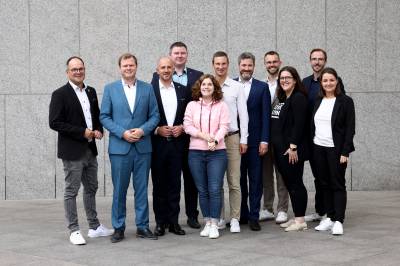 Brgermeister von Herzebrock-Clarholz bundesweit aktiv
Marco Diethelm erneut in den Vorstand des Netzwerks Junge Brgermeister:innen gewhlt
Im Rahmen der bundesweiten Tagung des Netzwerks Junge Brgermeister:innen unter dem Motto ?Alles gut?! Demokratie bewahren ? kommunale Zukunft sichern? wurde Brgermeister Marco Diethelm aus Herzebrock-Clarholz am 4. Juni erneut in den Vorstand des Netzwerks gewhlt.
?Ich freue mich ber das Vertrauen meiner Kolleginnen und Kollegen?, so Diethelm. ?Die bundesweite Vernetzung bleibt fr mich ein echter Mehrwert ? sie bringt nicht nur innovative Ideen fr Herzebrock-Clarholz, sondern zeigt auch, wie wir ber Parteigrenzen hinweg gemeinsam Verantwortung fr die Zukunft unserer Kommunen bernehmen knnen.?
Das Netzwerk Junge Brgermeister:innen der Bundesrepublik Deutschland e.V. ist ein gemeinntziger Verein, der junge, engagierte Kommunalpolitiker und -politikerinnen unter 40 Jahren bundesweit miteinander vernetzt. Ziel ist es, eine dynamische, ideenreiche und zukunftsorientierte Kommunalpolitik zu frdern und die kommunale Ebene als Grundpfeiler der Demokratie sichtbar zu machen. Das Netzwerk versteht sich als berparteiliche Plattform fr Austausch, Weiterbildung, Projektarbeit und Kommunikation.
Bei der Tagung in Berlin hatte Marco Diethelm die Moderation zweier Foren inne. Dabei ging es um ?Herausforderungen und Lsungen fr gute Kommunalfinanzen? sowie um ?Kommunen im ?Neustaat? ? Wie gelingt der digitale Wandel??. Fragen rund um die Frderstruktur fr Kommunen und das wichtige Thema Digitalisierung wurden dabei ausgiebig beleuchtet und diskutiert.
?Gerade in Zeiten politischer Unsicherheit braucht es starke, handlungsfhige Kommunen ? und dafr braucht es gute Ideen, Zusammenarbeit und ein Netzwerk, das diesen Anspruch teilt?, betont Diethelm. Er mchte seine zweite Amtszeit im Vorstand insbesondere dafr nutzen, neue Impulse fr innovative Verwaltungsarbeit, demokratische Resilienz und attraktive Rahmenbedingungen fr kommunalpolitisches Engagement zu setzen.
Weitere Informationen zum Netzwerk Junge Brgermeister:innen gibt es im Internet unter: www.junge-buergermeister.de
Foto: Neuer Vorstand des Netzwerk Junge Brgermeister*innen der Bundesrepublik Deutschland e.V.
Bildrechte: NJB/ Liesa Johannssen-Koppitz
