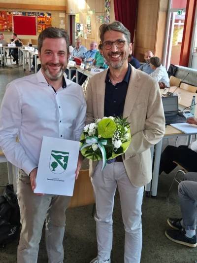 Verabschiedung von Kmmerer Heinz-Dieter Wette
Dank und Anerkennung fr jahrzehntelangen Einsatz
In der Sitzung des Rates der Gemeinde Herzebrock-Clarholz am 25. Juni wurde Heinz-Dieter Wette feierlich aus dem Dienst der Gemeinde verabschiedet. Brgermeister Marco Diethelm wrdigte die herausragenden Verdienste des langjhrigen Kmmerers und berreichte ihm im Namen von Rat, Verwaltung und Brgerschaft eine Urkunde zum Dank und zur Anerkennung.
?Mit Weitblick, Sachverstand und unermdlichem Einsatz haben Sie die Finanzen unserer Gemeinde mageblich geprgt und zum Wohle der Brgerinnen und Brger nachhaltig gestaltet?, betonte Brgermeister Diethelm in seiner Ansprache. ber viele Jahre hinweg habe Heinz-Dieter Wette mit hoher Fachkompetenz und groer Verlsslichkeit Verantwortung fr den Haushalt der Gemeinde bernommen ? auch in finanziell herausfordernden Zeiten.
Als Kmmerer habe Herr Wette nicht nur mit Zahlen gearbeitet, sondern vor allem auch mit groem Verantwortungsbewusstsein fr die Zukunft der Gemeinde ? eine Haltung, die weit ber das Tagesgeschft hinausgehe und das Vertrauen von Politik und Verwaltung gleichermaen genoss.
?Mit Ihnen verliert unsere Verwaltung eine herausragende Persnlichkeit, deren Wirken in bester Erinnerung bleiben wird?, so Diethelm weiter. Er wnschte dem scheidenden Kmmerer fr den weiteren beruflichen und privaten Weg alles Gute, Gesundheit und weiterhin viel Erfolg.
Die Verabschiedung wurde von allen Fraktionen des Rates mit langanhaltendem Applaus begleitet ? ein sichtbares Zeichen der Wertschtzung und Dankbarkeit fr die geleistete Arbeit.
Heinz-Dieter Wette wechselt zur Stadt Gtersloh.
