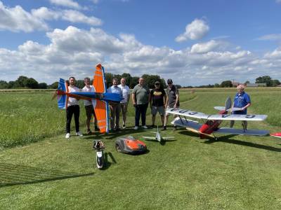 ? 50 Jahre MFV Condor Herzebrock ? ein starkes Jubilum!

Ein halbes Jahrhundert Vereinsgeschichte, Technikbegeisterung, Teamgeist und jede Menge Herzblut ? das muss gefeiert werden! Beim groen Sommerfest zum 50-jhrigen Bestehen wurde nicht nur gefeiert, sondern auch ein Schritt in die Zukunft gemacht: Der neue Mhroboter ist da!

Mglich gemacht wurde diese nachhaltige Investition durch grozgige Spenden ? unter anderem von der Gemeinde Herzebrock-Clarholz, der Sparkasse, der Volksbank und der Brgerstiftung. Vielen Dank fr diese starke Untersttzung! ?

Der MFV Condor zeigt einmal mehr, wie engagiert Vereinsarbeit hier bei uns gelebt wird ? ob beim traditionellen 1. Mai, bei den Ferienspielen oder mit neuen Ideen wie dem Open-Air-Kinoabend.

Wir sagen: Herzlichen Glckwunsch zum 50-jhrigen Jubilum und weiterhin allzeit guten Flug! ???

#MFVCondor #50JahreCondor #Vereinsleben #Zukunftsbereit #Modellflug #HerzebrockClarholz #GemeinsamStark
