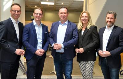 Neue Geschftsfhrung der AUREA GmbH
Rheda-Wiedenbrck (pbm). Volker Combrink und Sebastian Czoske fhren zuknftig die Geschicke der AUREA GmbH. Sie bilden die Geschftsfhrung der Verwaltungsgesellschaft fr das interkommunale Gewerbegebiet. Czoske und Combrink lsen Gnter Kozlowski, Staatssekretr a.D. und ehemaliger Oberkreisdirektor des Kreises Gtersloh, als Geschftsfhrer ab. 
Die planungsrechtlichen Weichenstellungen fr die kommenden Jahre stehen: In den Regionalplnen Mnsterland und Ostwestfalen-Lippe sind entsprechende Flchen fr die Weiterentwicklung der AUREA ausgewiesen worden. Auch die Ansiedlung der Unternehmen schreitet zgig voran. Der erste und zweite Bauabschnitt finden ihren baulichen Abschluss durch die Bebauung der Dietz AG und der Michelis Sondermaschinenbau GmbH. Insofern sind damit alle entsprechenden Gewerbeflchen vermarktet worden.
Auch zuknftig werden die beteiligten Kommunen Herzebrock-Clarholz, Oelde und Rheda-Wiedenbrck fr die Entwicklung des Areals verstrkt zusammenarbeiten. Czoske als Wirtschaftsfrderer in Rheda-Wiedenbrck hat schon vor der bernahme der Geschftsfhrerposition das interkommunale Gewerbegebiet mitbegleitet. Combrink als Pendant in Oelde wird nun ebenfalls das Geschftsfhrungsduo komplettieren. 
?Ziel unserer gemeinsamen interkommunalen Anstrengung ist ein guter Wirtschaftsstandort mit der Entwicklung von Potenzialflchen fr zuknftige Erweiterungen?, betonen Czoske und Combrink. ?Die Zusammenarbeit der Kommunen Oelde, Herzebrock-Clarholz und Rheda-Wiedenbrck fr die AUREA trgt seit vielen Jahren und ist ein hervorragendes Beispiel fr erfolgreiche interkommunale Zusammenarbeit.? 
Bildzeile v.l.: Brgermeister Theo Mettenborg (Rheda-Wiedenbrck), Sebastian Czoske und Volker Combrink als neue Geschftsfhrer, Brgermeisterin Karin Rodeheger (Oelde) und Brgermeister Marco Diethelm (Herzebrock-Clarholz) sehen die AUREA GmbH fr die Zukunft gut aufgestellt. 