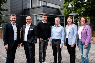 Innovation.einfach.machen.
Unter diesem Motto fand vor einiger Zeit das Innovationsforum 2025 bei Steinel in Herzebrock-Clarholz statt ? und es hat seinem Namen alle Ehre gemacht. 

Von der spannenden Werksfhrung ber praxisnahe Impulse zur Innovationsfrderung bis zur Podiumsrunde mit Expert:innen aus Wirtschaft, Wissenschaft und Finanzwelt: Die pro Wirtschaft GT hat einen echten Zukunftsraum fr Ideen geschaffen ? gerade auch fr kleine und mittlere Unternehmen.

Ich durfte als Brgermeister die Gste begren ? mit einem Dank an die Firma Steinel fr die Gastfreundschaft. Und mit dem Wunsch nach einer neuen Fehlerkultur in unserer Gesellschaft. Denn: Innovation entsteht dort, wo man sich traut, Neues zu wagen ? auch wenn mal etwas nicht klappt.

Danke an alle Beteiligten ? besonders an die Volksbank in Ostwestfalen fr die Untersttzung.
Ein starkes Zeichen fr Innovationsgeist in unserer Region! 

? STEINEL GmbH, Herzebrock-Clarholz
#InnovationEinfachMachen 