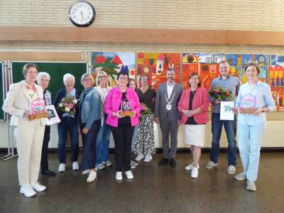 ? Heimat-Preis 2025 ?

Bereits zum dritten Mal durfte die Gemeinde Herzebrock-Clarholz den Heimat-Preis verleihen. ?

In der Aula der Wilbrandschule wurden ? feierlich mit Blumen, Urkunden und einem kleinen Empfang ? drei herausragende Akteure ausgezeichnet:

? Kath. ffentliche Bcherei St. Laurentius Clarholz (2.000 ?)
? Kath. ffentliche Bcherei St. Christina Herzebrock (2.000 ?)
? Brgerzentrum St. Michael (1.000 ?)

Alle drei Preistrger leisten auf ihre Weise einen groen Beitrag fr unsere Gemeinschaft ? sei es durch Bildung, Begegnung oder die Untersttzung von Familien, Kindern und Jugendlichen.

? Bchereien sind heute viel mehr als Orte zum Ausleihen von Bchern. Sie sind lebendige Treffpunkte, Orte der Begegnung und des Austauschs.
? Das Brgerzentrum St. Michael wiederum ist ein unverzichtbarer Ankerpunkt in den Auenbereichen unserer Gemeinde, besonders fr Kinder und Familien.

Herzlichen Glckwunsch und ein groes Dankeschn an alle Engagierten, die unsere Gemeinde lebendig, vielfltig und stark machen! ??

#HerzebrockClarholz #HeimatPreis #GemeinsamStark #Engagement #Bcherei #Brgerzentrum