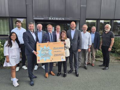 Herzebrock-Clarholz erhlt Frderung
6,945 Mio. Euro vom Land NRW
Marco Diethelm, Brgermeister in Herzebrock-Clarholz, nahm jngst den Zuwendungsbescheid der Bezirksregierung Detmold fr die Manahme ?Lebendige Zentren ? kulturelle und soziale Begegnungsrume Herzebrock? von Staatsekretr Daniel Sieveke vom Ministerium fr Heimat, Kommunales, Bau und Digitalisierung des Landes Nordrhein-Westfalen entgegen.
Es handelt sich um Zuwendungen aus Bundes- und Landesmitteln in Hhe von 6,945 Mio. Euro fr den Bau eines neuen Rathauses mit multifunktionellem Brgersaal sowie zur Aufwertung des Klosterareals in Herzebrock. 
Die Landesregierung hat die Frderauswahl fr das Stdtebaufrderprogramm 2025 getroffen: ?Ich freue mich, dass wir den lang geplanten Neubau des Rathauses mit einem Multifunktionssaal fr alle Brgerinnen und Brger der Gemeinde Herzebrock-Clarholz umsetzen knnen?, sagt Diethelm. ?Diese Frderung ist mglich durch die konsequente Umsetzung des ISEK (Integriertes Stadtentwicklungskonzept). Ich danke insbesondere meinen Kolleginnen und Kollegen, die diese sehr komplexe Frdermaterie durchdrungen haben und sich nicht vom Ziel haben abbringen lassen.?
Die ersten Mitarbeiterinnen und Mitarbeiter der Kommune haben bereits das jetzige Rathaus verlassen, um bergangsweise an verschiedenen Standorten in Herzebrock-Clarholz ttig zu sein. Das Gebude wird abgerissen und der Neubau am selben Standort entstehen. Mit der Fertigstellung wird im Jahr 2028 gerechnet.
