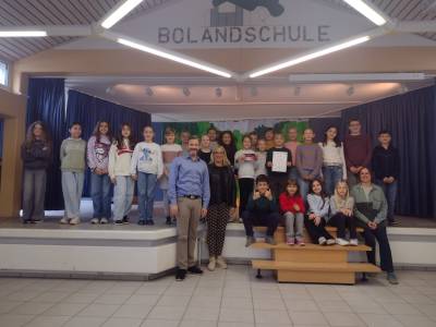 ? Auszeichnung frs Schulradeln 2025 ??????

Herzlichen Glckwunsch an die fleiigen Radlerinnen und Radler unserer Grundschulen! ?
Die Klasse 4a der Josefschule hat mit beeindruckenden 1.550 Kilometern den 1. Platz beim diesjhrigen Schulradeln Herzebrock-Clarholz errungen ?? ? und dabei 254 kg CO? eingespart! ?
Den 2. Platz sicherte sich die 4b der Bolandschule mit tollen 309 Kilometern. ?

Zur Belohnung gab?s Urkunden und Eisgutscheine ? ? berreicht von unserer Klimaschutzmanagerin Monique Mitzko und mir.

Ich freue mich sehr ber das Engagement der Kinder ? denn:

?Es ist wichtig, dass Kinder lernen, selbststndig zur Schule zu kommen ? und wenn viele mit dem Fahrrad oder zu Fu unterwegs sind, wird es fr alle sicherer.? ????????

Ein tolles Beispiel, wie Klimaschutz Spa machen kann! ??

#HerzebrockClarholz #Schulradeln #Stadtradeln #Klimaschutz #Fahrradfahren #GemeinsamStark #Josefschule #Bolandschule #TeamHerzebrockClarholz #RadelnFrsKlima