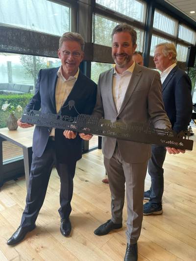 Verabschiedung in unserer niederl�ndischen Partnerstadt Steenwijkerland

Nach acht Jahren im Amt wurde Rob Bats, B�rgermeister von Steenwijkerland, feierlich verabschiedet. Ich durfte die Gemeinde Herzebrock-Clarholz bei der Veranstaltung in Giethoorn vertreten und ihm im Namen unserer Gemeinde eine ?Skyline? von Herzebrock-Clarholz aus Metall als Erinnerung �berreichen.

Ich habe die Zusammenarbeit mit Rob nicht nur sehr gesch�tzt ? im Laufe der Jahre ist daraus auch eine Freundschaft geworden. ?
Ich w�nsche ihm f�r die Zukunft alles Gute und hoffe, dass wir uns bald wiedersehen.

Zugleich gab es viele gute Gespr�che dar�ber, wie wir unsere St�dtepartnerschaft k�nftig weiterentwickeln k�nnen. Ich freue mich schon auf den Austausch mit seinem Nachfolger! ?????

#HerzebrockClarholz #Steenwijkerland #St�dtepartnerschaft #EuropaVerbindet #Freundschaft #B�rgermeister #GemeinsamStark