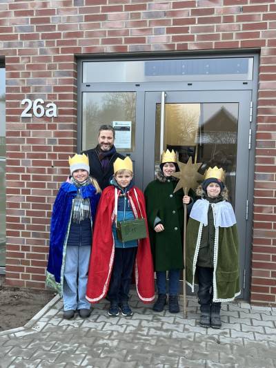 ?? Sternsinger zu Besuch ??

Ich habe mich sehr gefreut, dass mich die Sternsinger auch in diesem Jahr an meiner neuen Wirkungsst�tte gefunden haben. Besonders sch�n ist es zu sehen, wie Kinder sich ehrenamtlich engagieren und mit viel Herz f�r andere Kinder sammeln.

Ein herzliches Dankesch�n f�r euren Besuch, euren Einsatz und euren Segen. Auch ich durfte fr�her selbst einige Male als Sternsinger unterwegs sein ? umso mehr bedeutet mir dieses Engagement bis heute.

Danke, dass ihr da wart!

#Sternsinger #Ehrenamt #KinderHelfenKindern #GemeinsamStark #HerzebrockClarholz #B�rgermeister #Engagement #Tradition #Zusammenhalt
