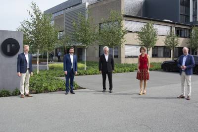 Start von Nordrhein-Westfalens Wirtschaftsminister Andreas Pinkwart (Bildmitte) durch die Kreise Gtersloh und Warendorf war bei der Firma Rippert in Herzebrock-Clarholz, v. l. Landtagsabgeordneter Henning Rehbaum, Brgermeister Marco Diethelm, Pinkwart, Gterslohs stv. Landrtin Dr. Christine Disselkamp und Unternehmenschef Thomas Rippert.