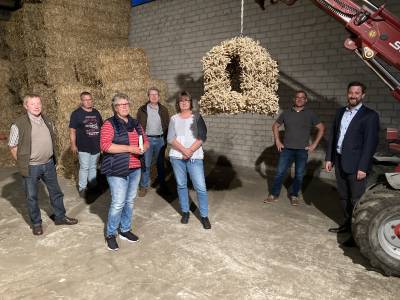 (vlnr) Stellvertretend fr die Landfrauen beider Ortsteile sowie die landwirtschaftlichen Ortsvereine prsentieren der Claholzer Ortsvorsteher Franz-Josef Tegelkamp, Martin Lahrkamp, Gisela Kckemann als Vorsitzende der Landfrauen Clarholz, Karl-Heinz und Sigid Althfer als Vorsitzende des landwirtschaftlichen Ortsverbands Herzebrock beziehungsweise der Landfrauen Herzebrock, der Vorsitzende des landwirtschaftlichen Ortsvereins Clarholz Gregor Brameyer und Brgermeister Diethelm die frisch gebundene Erntekrone, die demnchst im Rathaus von Herzebrock-Clarholz hngen wird.