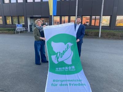 UKRAINE - Brgermeister Marco Diethelm hisst Flagge Mayors for Peace 