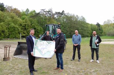 Brgermeister Marco Diethelm (links) und Sascha Kirschner vom Bro Freiraumplanung Wolf aus Rietberg zeigen den Plan zur neuen Pumptrackanlage in der Gemeinde Herzebrock-Clarholz. Auch Sebastian Engelmeier und Senior Peter Engelmeier von der ausfhrenden Baufirma aus Verl sowie Rasim Davulcu vom Bauamt der Gemeinde (hinten von links nach rechts) begren den Baustart des Pumptracks.