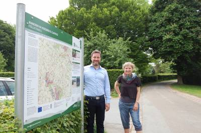 bersichtsplan zum Wandern steht nahe der Klosteranlage in Herzbrock
Tafel zeigt Prlatenweg und Rundwege

In Herzebrock steht eine neue Tafel zum Wandern durch und um die Gemeinde Herzebrock-Clarholz. Darauf zu sehen ist der rund 32 Kilometer lange Prlatenweg, der die Klosteranlagen in Clarholz und Herzebrock sowie das Kloster Marienfeld verbindet. Auch die beiden mit etwa fnf und acht Kilometern Lnge deutlich krzeren Rundwege Herzebrocker und Clarholzer Klosterwlder sind dort bersichtlich dargestellt. 

Optimierung, Ausschilderung und Markierung der Wege sind grtenteils im Rahmen des EFRE-Projekts (Europischer Fond fr regionale Entwicklung) Zukunftsfit Wandern im Teutoburger Wald erfolgt. In Clarholz am Marktplatz gibt es bereits eine vergleichbare Tafel, die ber das Projekt entwickelt werden konnte. Die neue Wandertafel im Ortsteil Herzebrock greift Inhalt und Optik des Designs jetzt wieder auf. 

Der Standort am Parkplatz und nahe zur Klosteranlage Herzebrock ist gut gewhlt, da der Prlatenweg sowie der Weg der Herzebrocker Klosterwlder direkt daran entlangfhren, erlutert Anja Valentien, die im Rathaus fr Tourismus und Marketing zustndig ist.

Brgermeister Marco Diethelm ergnzt: Ich bin froh, dass wir jetzt in beiden Ortsteilen eine solche Orientierungstafel haben. Gut markierte und gepflegte Wege sind eine Bereicherung der Freizeitinfrastruktur sowohl fr Einheimische als auch Gste . In Kombination mit digitalen Informationswegen im Internet und beispielsweise auch ber unsere interaktiven Stelen am Paul-Craemer-Platz und am Marktplatz in Clarholz sind die Wandertafeln ein schner Service, so Diethelm. 

Wer sich fr Wandern, Radfahren und andere Freizeitmglichkeiten in und um Herzebrock-Clarholz interessiert, findet auch auf der Internetseite der Gemeinde www.herzebrock-clarholz.de in der Rubrik Freizeit und Tourismus weitere Information. 
