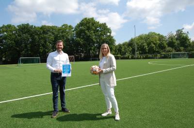 Zwei Sportpltze in Herzebrock-Clarholz auf LED-Beleuchtung umgestellt
Stromverbrauch deutlich gesenkt

Der Klimaschutz in der Gemeinde Herzebrock-Clarholz geht weiter voran. Mit der Umstellung der Fluchtlichtanlagen zweier Sportpltze auf moderne LED-Beleuchtung werden Geld und Ressourcen gespart. An jeweils sechs Flutlichtmasten der Kunstrasenpltze des Herzebrocker Sportvereins und des TSV Victoria Clarholz wurde die Beleuchtung ausgetauscht. 

An Stelle der alten Halogen Metall-Dampflampen mit konventionellem Vorschaltgert kommt nun hocheffiziente LED-Beleuchtungstechnik zur Anwendung. Durch diese technische Verbesserung wird der Stromverbrauch beider Pltze um rund 72 Prozent gesenkt. Dies entspricht einer Energieeinsparung von 8.935 kWh Strom im Holzhofstadion Clarholz und 6.608 kWh Strom im Waldstadion Herzebrock pro Jahr und einer Verringerung des jhrlichen Kohlendioxid-Ausstoes um 3,9 Tonnen in Clarholz und 2,9 Tonnen in Herzebrock. Der Austausch der Beleuchtung dient nicht nur dem Klimaschutz, sondern fhrt auch zur Einsparung ffentlicher Mittel im Rahmen der Anlagenunterhaltung. 

Jetzt geht nicht mehr so viel Energie durch Wrme verloren, erlutert Brgermeister Marco Diethelm die Effizienz der neuen LED-Technik. Die Lebensdauer der LED-Fluter ist auerdem deutlich lnger und der Wartungsaufwand geringer. Somit sind die Fuballspiele zuknftig immer gut beleuchtet und Heimsiege noch wahrscheinlicher, so Diethelm. 

Christina Gertheinrich von der Verwaltung betreut die Sportanlagen der Gemeinde und hat die Manahme gemeinsam mit Heiko Koenig aus dem Gebudemanagement begleitet Schn, dass wir die Technik austauschen konnten. Es wurde zustzlich eine hochmoderne digitale Funksteuerung eingebaut, die dem Verein ermglicht, das Licht in Trainingssituationen zu dimmen und einzelne Platzbereiche zu schalten. So kann zum Beispiel im Jugendtraining nur eine Platzhlfte beleuchtet werden, wenn auch nur die bespielt wird.

Die Erneuerung der Flutlichtbeleuchtung wird mit 35 Prozent der Kosten im Rahmen der Nationalen Klimaschutzinitiative durch das Bundesministerium fr Wirtschaft und Klimaschutz gefrdert.
