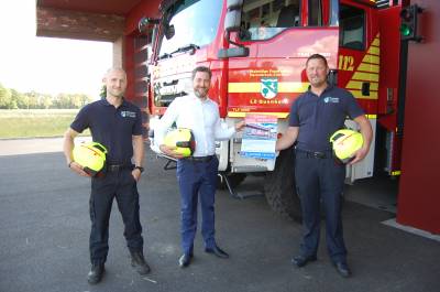 Feuerwehrgertehaus Quenhorn zu besichtigen
Tag der offenen Tr am 31. Juli

Der Lschzug Quenhorn freut sich seit geraumer Zeit ber ein neues Feuerwehrgertehaus am Udenbrik 23a in Herzebrock-Clarholz. Ende Juli wird es eingeweiht und einen Tag spter kann es beim Tag der offenen Tr besichtigt werden.

Aufgrund der Corona-Pandemie konnte die Einweihungsfeier bislang noch nicht stattfinden. Jetzt freuen sich die Gemeindeverwaltung Herzebrock-Clarholz und die Freiwillige Feuerwehr umso mehr, das Ereignis am Samstag, 30. Juli endlich feierlich begehen zu knnen. Ab 18 Uhr werden das Gertehaus und auch das neue Tanklschfahrzeug TLF 4000 vor geladenen Gsten an den Lschzug Quenhorn offiziell bergeben und gesegnet. Das Fahrzeug ist bereits seit November 2020 im Einsatz. 

Mit dem Bau des neuen Gertehauses sind wir einen wichtigen und notwendigen Schritt zur Verbesserung der Ausrstung unserer Freiwilligen Feuerwehr gegangen, freut sich Brgermeister Marco Diethelm. 

Die Suche nach einem geeigneten Grundstck und Beginn der Planung war im April 2017. Ein Jahr spter gab es einen Architektenwettbewerb. Wiederum zwei Jahre spter, im April 2020, wurde mit dem Bau begonnen. Fertigstellung war im August 2021. Das Feuerwehrgertehaus in Quenhorn hat eine Bruttogrundflche von 712,48 m. Es gibt vier Tore fr Fahrzeuge und eine integrierte Waschhalle. Zurzeit gibt es dort 36 aktive Feuerwehrleute, darunter drei Frauen.

Die geplanten Kosten von 2.100.000 Euro haben sich lediglich um 60.000 Euro erhht.

Wir laden alle Brgerinnen und Brger herzlich ein, sich mit der ganzen Familie selbst ein Bild vom neuen Feuerwehrgertehaus zu machen, kndigt der Quenhorner Lschzugfhrer Guido Hunkenschrder den darauffolgenden Tag der offenen Tr an. Fr Sonntag, 31. Juli hat sich die Freiwillige Feuerwehr ein buntes Programm ausgedacht. Los geht es um 11 Uhr. Eine Fahrzeugausstellung mit Drehleiter und Rettungswagen, Frhschoppen, Kaffee und Kuchen sowie fr die Kleinen eine Hpfburg und Wasserspiele sind in Pixel geplant. 

 
