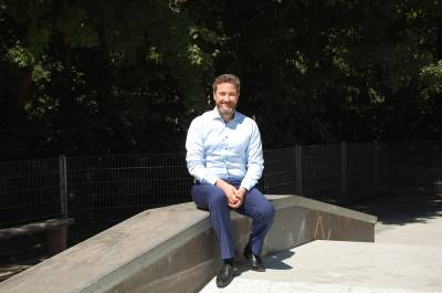 Die Skateranlage des Schul- und Sportzentrums nahe des Hallenbads Herzebrock, der von-Zumbusch-Gesamtschule und des Waldstadions wurde in Teilen saniert. Die Asphaltdecke wurde abgeschliffen, damit sie wieder glatt und somit gut befahrbar fr BMX-Rder und Skateboards ist. Auerdem wurde die alte, mittlerweile marode gewordene, Pyramide aus Holz durch eine neue aus Granit ersetzt. Diese Manahme ist, genauso wie die, noch in Arbeit befindliche, Errichtung des Pumptracks im Rahmen des Integrierten stdtebaulichen Entwicklungskonzepts (ISEK) erfolgt. Schn, dass wir damit jetzt in den Sommerferien die Attraktivitt der Freizeitmglichkeiten fr die Jugendlichen in der Gemeinde steigern knnen, freut sich Brgermeister Marco Diethelm. 