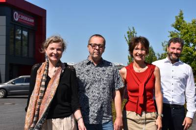 Tag der Ausbildung in Herzebrock-Clarholz
Betriebe in Herzebrock-Clarholz ffnen am 22. Oktober von 10 bis 14 Uhr

Marco Diethelm, Brgermeister der Gemeinde Herzebrock-Clarholz und Dr. Christine Disselkamp, Geschftsfhrerin der Firma Disselkamp Schlafraumsysteme GmbH, mchten mit einer Aktion im Herbst rtliche Betriebe und potentielle Auszubildende zusammenbringen. Die Idee dazu hatte Dr. Disselkamp. Bislang gab es solch einen Tag nicht in Herzebrock-Clarholz.

Corona hat es sowohl den Schlerinnen und Schlern wie auch den Unternehmen nicht leichtgemacht, miteinander Kontakt aufzunehmen, stellt Dr. Disselkamp fest. 2019 gab es zum Beispiel das letzte Mal den Berufsparcour in Harsewinkel, an dem auch wir als Gemeinde in den Jahren davor beteiligt waren, erlutert Diethelm. Auch andere Veranstaltungen und viele Schlerpraktika konnten nicht stattfinden. 

Deshalb soll es nach den Herbstferien am 22. Oktober einen Tag der Ausbildung in Herzebrock-Clarholz geben. Groe Firmen aber insbesondere auch kleinere und mittlere Betriebe sollen die Mglichkeit bekommen, sich an diesem Samstag von 10 bis 14 Uhr interessierten Jugendlichen und deren Familien zu prsentieren. Wir haben so tolle Firmen in Herzebrock-Clarholz und wir wnschen uns, dass mglichst viele Unternehmen in der Zeit ihre Rume ffnen, ihren Betrieb zeigen, fr Fragen zur Verfgung stehen und mit den Jugendlichen ins Gesprch kommen und sich gegenseitig kennenlernen, hofft Disselkamp. Es ist ein Versuchsballon, ergnzt Diethelm, Wir mchten das einfach mal ausprobieren.

Wir finden die Aktion toll und sind auf jeden Fall dabei, sagt Heinz-Friedrich Pieper, Geschftsfhrer der Firma Pieper Bedachungen GmbH & Co. KG.

Die Gemeindeverwaltung schreibt die Unternehmen demnchst an. Ein Flyer mit QR Code soll den Jugendlichen einen berblick ber die teilnehmenden Unternehmen verschaffen. 

Betriebe, die mitmachen mchten, knnen sich gern an die Gemeindeverwaltung wenden. Anja Valentien steht dazu unter der Telefonnummer 05245  444 216 sowie per Email A.Valentien@Herzebrock-Clarholz.de zur Verfgung. 
