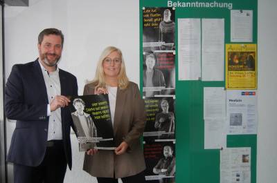 Christina Gertheinrich ist neue Gleichstellungsbeauftragte in Herzebrock-Clarholz
Plakate fr eine neue Mnnlichkeit im Rathaus

Seit Oktober ist Christina Gertheinrich die neue Gleichstellungsbeauftragte in der Gemeinde Herzebrock-Clarholz. Als Mitglied in der Arbeitsgemeinschaft der kommunalen Gleichstellungsbeauftragen im Kreis Gtersloh mchte sie auf die kreisweite Kampagne Mnnlichkeit entscheidest du!  respektvoller Umgang auf Augenhhe auch in Herzebrock-Clarholz hinweisen. Die Kampagne wird vom Ministerium fr Kinder, Jugend, Familie, Gleichstellung, Flucht und Integration des Landes NRW gefrdert. 

Fnf verschiedene Mnner mit ihren Statements fr eine neue Mnnlichkeit sind als Plakatmotive im Eingangsbereich des Rathauses in Herzebrock-Clarholz zu sehen.

Statistisch gesehen wird jede dritte Frau in Deutschland mindestens einmal in ihrem Leben Opfer physischer, sexualisierter und/oder konomischer Gewalt, erklrt Gertheinrich. Das drfen wir nicht hinnehmen. Deshalb ist es wichtig, immer wieder darauf hinzuweisen, so die Gleichstellungsbeauftragte. Auch Brgermeister Marco Diethelm findet die Kampagne gut. Sexismus, Frauenfeindlichkeit und Gewalt haben nichts mit mnnlicher Strke zu tun, dies zeigen die Plakate sehr gut, so das Gemeindeoberhaupt. 

Nhere Informationen zur Kampagne gibt es auf www.pia-online.eu

Christina Gertheinrich steht gern fr vielfltige Fragen rund um das Thema Gleichstellung zur Verfgung. Sie gibt allgemeine Informationen und Ausknfte zu frauenspezifischen Themen, leistet erste Hilfe bei persnlichen oder familiren Konflikten, bietet Untersttzung fr die Durchsetzung von Rechten, hilft bei Beschwerden ber Benachteiligungen und Fragen zur Rckkehr in den Beruf und gibt Tipps fr berufsttige Mtter, die Betreuungsmglichkeiten fr Ihre Kleinkinder suchen. Die Gleichstellungsbeauftragte informiert auerdem zu Fort- und Weiterbildungsmglichkeiten und bei Existenzgrndung, vermittelt Kontakte zu Frauengruppen und -verbnden, informiert ber frauenpolitische oder gleichstellungsrelevante Vortragsveranstaltungen und zu Projekten fr Mdchen und Jungen. Sie ist unter der Telefonnummer 05245-444217 und per Email an c.gertheinrich@herzebrock-clarholz.de im Rathaus erreichbar.
