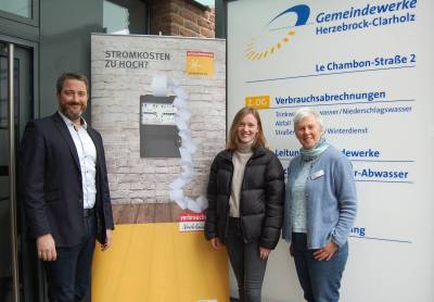 PRESSEMITTEILUNG                                                        21. November 2022


Energieberatungen in Herzebrock-Clarholz am 8. Dezember
Gemeinsamer Aktionstag der Verbraucherzentrale NRW und der Gemeinde Herzebrock-Clarholz

Die Verbraucherzentrale Nordrhein-Westfalen bietet gemeinsam mit der Gemeinde Herzebrock-Clarholz am 8. Dezember einen Aktionstag zu smtlichen Aspekten des Themas Energie an.

Ist eine Wrmepumpe fr mein Haus geeignet? Wie dick muss eine Fassadendmmung sein? Und wie kann ich im Alltag mglichst viel Energie einsparen? An alle, die sich diese und hnliche Fragen stellen, richtet sich ein Angebot der Gemeinde Herzebrock-Clarholz in Kooperation mit der Energieberatung der Verbraucherzentrale NRW.

Im Rahmen eines Aktionstags bietet die Verbraucherzentrale NRW fr Brgerinnen und Brger aus Herzebrock-Clarholz anbieterunabhngige Energieberatung fr private Haushalte an. Der Aktionstag findet am Donnerstag, 8. Dezember von 13 bis 18 Uhr in den Rumen der Gemeindewerke Herzebrock-Clarholz, Le Chambon-Strae 2, statt. Im Jahr 2023 soll der Beratungssttzpunkt fest etabliert werden und die Energieberatung im monatlichen Rhythmus angeboten werden.

Das Thema Energiesparen treibt aktuell viele Brgerinnen und Brger um. Aber es ist nicht immer einfach, die jeweils passenden Lsungen zu finden. Deshalb haben wir das Beratungsangebot mit der Verbraucherzentrale auf die Beine gestellt, uert sich Brgermeister Marco Diethelm.

Fr die Beratung konnten wir die Architektin Brigitte Topmller gewinnen, die schon seit ber 20 Jahren fr die Verbraucherzentrale NRW in der Region ttig ist. Wir hoffen, dass die Energieberatung von vielen Brgerinnen und Brgern in Anspruch genommen wird, ergnzt Caroline Httemann, Klimaschutzmanagerin der Gemeinde. Sie nimmt die Terminanfragen fr die 45-mintigen Beratungsgesprche entgegen. 

Mit der Energieberatung wird eine weitere Manahme aus dem 2021 vom Rat beschlossenen Klimaschutzkonzept umgesetzt. Energieberatungen sind ein wichtiger Baustein zur Erreichung der Klimaschutzziele der Gemeinde Herzebrock-Clarholz, da es bei den Wohngebuden noch groe Einsparpotenziale gibt, so die Klimaschutzmanagerin. 

Am 8. Dezember knnen die Ratsuchenden dann zwischen 13 und 18 Uhr ihre individuellen Fragen mit Brigitte Topmller klren. Die Anmeldung kann telefonisch unter der Nummer 05245-444232 sowie per E-Mail an c.huettemann@herzebrock-clarholz.de erfolgen. 

Hintergrund zur Energieberatung der Verbraucherzentrale
Die Bundesfrderung fr Energieberatung der Verbraucherzentrale bietet das grte interessenneutrale Beratungsangebot zum Thema Energie in Deutschland. Seit 1978 begleitet sie private Verbraucher mit derzeit rund 700 Energieberatern und an mehr als 900 Standorten in eine energiebewusste Zukunft. Jedes Jahr werden mehr als 140.000 Haushalte zu allen Energie-Themen unabhngig und neutral beraten, beispielsweise Energiesparen, Wrmedmmung, moderne Heiztechnik und erneuerbare Energien. Die durch die 145.000 Beratungen im Jahr 2020 bewirkten Energieeffizienzmanahmen fhren zu einer Einsparung an Energie, die einem Gterzug von 104 km Lnge voller Steinkohle entspricht. Die Bundesfrderung fr Energieberatung der Verbraucherzentrale wird gefrdert vom Bundesministerium fr Wirtschaft und Klimaschutz.

 

Bild
Brgermeister Marco Diethelm, Klimaschutzmanagerin Caroline Httemann und Brigitte Topmller, Energieberaterin fr die Verbraucherzentrale NRW, wnschen sich viele Anmeldungen fr den Aktionstag zur Energieberatung am 8. Uhr in den Rumen der Gemeindewerke Herzebrock-Clarholz in der Le Chambon-Strae 2.


