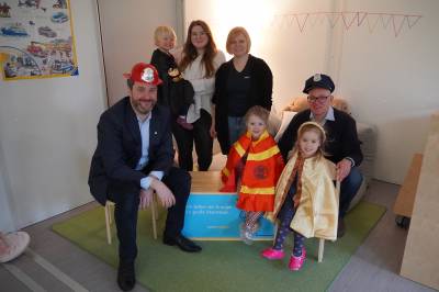 Theater-Spa im Kindergarten Villa Lindenbaum
	Kindergarten-Kinder freuen sich ber Kostme von Westenergie  
Herzebrock-Clarholz, 2. Februar 2023

Groe berraschung in Herzebrock-Clarholz: Die Kinder des Kindergartens Villa Lindenbaum freuen sich ber eine Theaterkiste von Westenergie. Die robuste Kostmkiste hat es in sich: Sie enthlt eine groe Auswahl an Kostmen und Accessoires rund um die Welt der Berufe. So knnen die Kinder ihre eigenen Theaterstcke erfinden und nachspielen und sich beispielsweise als Polizist*in oder Schornsteinfeger*in verkleiden. 

Heute brachten Brgermeister Marco Diethelm und Thorsten Hildebrandt, Kommunalmanager bei Westenergie, die prall gefllte Verkleidungskiste in der Villa Lindenbaum vorbei. Mit der Theaterkiste wird es in der Kita noch ein bisschen bunter und lustiger. Gerade in der momentanen bergangslsung des Kindergartens im Container kommt die neue Spielmglichkeit sicher super bei den Kindern an, freut sich Brgermeister Marco Diethelm.

Begeistert von der Verkleidungskiste zeigte sich auch Kristin Jaschke, Leiterin des Kindergartens: Die Theaterkiste ist eine tolle Mglichkeit fr Kinder, in verschiedene Rollen zu schlpfen. Zustzlich untersttzt das Theaterspielen die Entwicklung des Sozialverhaltens und frdert die Sprache, Kreativitt und Motorik der Kinder. Wir bedanken uns ganz herzlich bei Westenergie fr die Bereitstellung der tollen Kostme. 

Die Theaterkiste soll den Kindern eine zustzliche Mglichkeit bieten miteinander zu spielen und sich auszuprobieren. Wir freuen uns, dass die Theaterkiste einen so guten Anklang bei den Kindern gefunden hat, erklrte Thorsten Hildebrandt.

Neben der Energieversorgung engagiert sich Westenergie in ihren Partnerkommunen traditionell in den Bereichen Sport, Kultur, Soziales, Klimaschutz und Bildung. Mittels Sponsorings und Kooperationen untersttzt das Unternehmen sowohl kleine Initiativen als auch groe Vereine, um mit den Menschen vor Ort auch auf gesellschaftlicher Ebene gemeinsam die Zukunft zu gestalten.

Bildunterschrift: Theaterspa in der Villa Lindenbaum: Brgermeister Marco Diethelm (l.) und Westenergie-Kommunalmanager Thorsten Hildebrandt (r.) berreichten heute eine vollgepackte Theaterkiste an die Kita-Kinder mit Lisa Montorro und Kristin Jaschke (v.l). (Foto: Westenergie)
