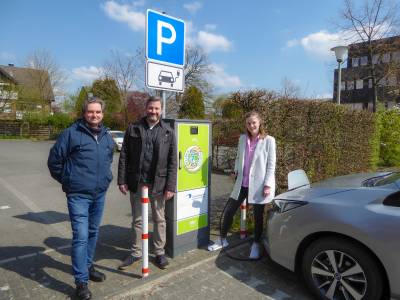 Die neuen Ladensulen in Herzebrock-Clarholz sind in Betrieb
E-Autos knnen in beiden Ortsteilen aufgeladen werden

Neun der insgesamt zehn neuen Ladesulen fr Elektroautos, die der Klima- und Umweltausschuss in Herzebrock-Clarholz Anfang 2022 beschlossen hat, sind jetzt in Betrieb. In beiden Ortsteilen stehen ab sofort Normalladesulen mit jeweils zwei Typ-2-Ladepunkten  22 Kilowatt zur Verfgung. Im Herzebrock findet man sie am Rathaus, am Hallenbad, am Bahnhof und an der Klosterstrae. In Clarholz stehen sie an der Wilbrandschule, am Holzhofstadion und am Bahnhof. Auerdem gibt es eine Schnellladesule am Marktplatz in Clarholz.

Die letzte Ladesule wird in den nchsten Wochen fertiggestellt. Insgesamt wurden dann acht Normalladesulen, eine Kombiladesule mit einem Schnell- und einem Normalladeanschluss sowie eine Schnellladesule mit zwei Schnellladeanschlssen auf dem Gemeindegebiet errichtet. Aufgrund von Lieferschwierigkeiten wurde die Schnellladesule am Paul-Craemer-Platz erst im Mai geliefert und wird demnchst installiert. Schnellladen mit bis zu 50 kW kann man dann an den Standorten Marktplatz Clarholz und Paul-Craemer-Platz. 

Brgermeister Marco Diethelm begrt den Fortschritt beim Klimaschutz in Herzebrock-Clarholz. Die Brgerinnen und Brger finden an strategisch gut platzierten Standorten unterschiedliche Mglichkeiten, ihre Fahrzeuge aufzuladen so Diethelm. Damit haben wir wieder einen Schritt in Richtung E-Mobilitt gemacht, ergnzt die Klimaschutzmanagerin der Gemeinde, Caroline Httemann. Auch der stellvertretende Betriebsleiter der rtlichen Gemeindewerke, Marco Schrder, ist zufrieden. Die Gemeindewerke sind fr die Bereitstellung der E-Ladesulen zustndig und es freut mich, dass wir jetzt nach und nach die Sulen an den Start bekommen konnten. 

Fr den Bau der Ladesulen konnten Frdermittel des Bundes ber das Bundesamt fr Verwaltungsdienstleistungen akquiriert werden. 

An den Ladesulen kann mit EC-Karte, QR-Code, App und Ladekarten diverser Ladestromanbieter gezahlt werden. Eine Kilowattstunde an der Normalladesule kostet 42 Cent und eine Kilowattstunde an der Schnellladesule kostet 54 Cent. Bei der Zahlung mit der Ladekarte eines Ladestromanbieters gelten abweichende Tarife des Anbieters.

In den Apps der Ladestromanbieter kann eingesehen werden, ob eine Sule gerade frei oder belegt ist. Auch auf der Internetseite der Gemeinde www.herzebrock-clarholz.de ist ber eine Karte zu verfolgen, wo die Ladesulen verortet sind und ob sie gerade frei fr die Nutzung sind.

Abrechnung, Wartung und Kundenservice bernimmt die Firma Westfalen Weser Ladeservice GmbH. Bei Problemen mit dem Ladevorgang oder anderen Fragen knnen sich die Brgerinnen und Brger direkt an die 05252 / 2020324 wenden. Die Nummer der Hotline ist auf den Ladesulen aufgedruckt und findet sich auch auf der Internetseite der Gemeinde.
