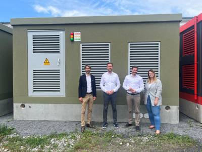 Brgermeister Marco Diethelm beim Firmenbesuch in Herzebrock-Clarholz
Unternehmen Claas, Rippert und Mokinski geben Einblicke in aktuelle Entwicklungen


Brgermeister Marco Diethelm beim Firmenbesuch in Herzebrock-Clarholz
Unternehmen Claas, Rippert und Mokinski geben Einblicke in aktuelle Entwicklungen

Rund ums Jahr besucht Brgermeister Marco Diethelm Firmen in der Gemeinde Herzebrock-Clarholz. In diesem Sommer waren es drei ganz unterschiedliche Unternehmen: Mokinski Technikgebude, der Landmaschinenhersteller Claas und die Firma Rippert.

Neben einer Besichtigung der Rumlichkeiten bei Claas und einer Fhrung durch die Produktion bei Mokinski haben in allen drei Unternehmen Gesprche zu wirtschaftsrelevanten Themen stattgefunden. Der Fachkrftemangel und das groe Thema Energie sind Dauerbrenner, die auch die rtlichen Geschftsleute beschftigen.

Brgermeister Diethelm zeigt sich beim Mittelstndler Mokinski beeindruckt ber die langjhrige Erfahrung beim Bau von Transformatorhusern, die ein wesentlicher Bestandteil der Umstellung auf erneuerbare Energien sind. Auch Firma Rippert ist mit der Entwicklung umweltschonender und energiesparender Anlagen international im Einsatz. Erfreulich auch, dass das weltweit erfolgreich agierende Unternehmen Claas, in der Gemeinde Herzebrock-Clarholz Ende 2020 einen Teil seiner Brorume installiert hat. 

Fr mich sind die regelmigen Gesprche mit den Unternehmerinnen und Unternehmern vor Ort wichtig, um Impulse und Meinungen direkt aus der Wirtschaft zu bekommen. Der gegenseitige Austausch hilft bei der Weiterentwicklung unserer Gemeinde. Die Themen Umwelt und Energie gewinnen dabei zunehmend an Relevanz, sagt Brgermeister Diethelm. Weiterhin betont das Gemeindeoberhaupt die Bedeutung von ffentlich-privaten Kooperationen bei der Erreichung gemeinsamer Umweltziele. Innovation und Fortschritt bei nachhaltigen Energielsungen hinsichtlich der globalen Klimakrise sind nur gemeinsam mit den heimischen Unternehmen mglich. Die Zusammenarbeit zwischen Gemeindeverwaltung, Unternehmen und Brgern ist entscheidend fr die Schaffung einer nachhaltigen Zukunft fr kommende Generationen, ist Diethelm berzeugt.

Weitere Firmenbesuche gemeinsam mit Julia Heuckmann von der Wirtschafsfrderung, stehen in diesem Jahr noch an. 

