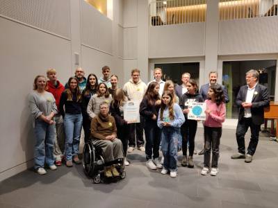 Ich freue mich sehr, dass wir nun in unserer Gemeinde die erste Fair-Trade Schule haben. Die Schlerinnen und Schler der Gesamtschule haben fast eineinhalb Jahre an dem Konzept gefeilt, welches nun das Gremium von Fairtrade Deutschland berzeugt hat. 
Unter anderem ermglichen Fairtrade Produkte den Produzenten genug Geld zu erwirtschaften, um Ihren Kindern eine Schulbildung zu ermglichen. Wie passend, dass sich die #vonzumbuschgesamtschule in diesem Bereich engagiert. Herzlichen Glckwunsch!