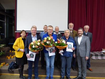 Ich durfte das erste Mal den Heimatpreis der Gemeinde Herzebrock-Clarholz verleihen.
Ich gratuliere den Gewinnern und hoffe, dass wir im nchsten Jahr wieder tolle Bewerbungen haben.


Herzebrock-Clarholz vergibt erstmals Heimat-Preis
Drei Gewinner freuen sich ber Auszeichnung

Am Mittwoch, 13. Dezember fand erstmalig die Verleihung des Heimat-Preises Herzebrock-Clarholz statt. Zu Beginn der letzten Ratssitzung des Jahres wurden drei bemerkenswerte Initiativen in der Wilbrandschule im Ortsteil Clarholz ausgezeichnet.

Auf Empfehlung des Ausschusses fr Schule, Sport, Kultur und Stdtepartnerschaften hatte der Rat Mitte Juni einstimmig beschlossen, noch in diesem Jahr einen Heimat-Preis zu verleihen. Der Ausschuss tagte in seiner Sitzung am 23. November letztlich auch als Jury und hatte die Aufgabe, sich zwischen sieben eingegangenen Bewerbungen zu entscheiden, sagt Wilhelm Towara, Fachbereichsleiter fr Schule, Sport, Kultur, Familie, Soziales und Ordnung.

Das Gremium entschied sich, die mit 5.000 Euro dotierte Auszeichnung aufzuteilen.
Der 1. Preis geht mit 2.000 Euro an die Interessengemeinschaft Rastbank Viehlheide Pixel.
Zwei 2. Preise gehen mit je 1.500 Euro an Karl Haunert fr seine heimatkundlichen Dokumentationen sowie an Norbert Pollmeyer fr die Organisation der Clarholzer Herbstwoche sowie die Maibaum- und Adventskranzaktion.

Brgermeister Marco Diethelm ist beeindruckt von der Stetigkeit des Engagements der Preistrger. Seit Jahren bereichern alle Nominierten mit Ideenreichtum und Ausdauer die Lebens- und Liebenswrdigkeit unserer Gemeinde. Deshalb verleihen wir den Heimat-Preis gleich dreimal. Ich freue mich sehr, dass die Jury sich so entschieden hat. 

Rastbank Viehlheide (Auszugsweise sinngem aus dem Bewerbungsschreiben)
Die Errichtung, Unterhaltung und Pflege der Rastbank Viehlheide (so der alte Flurname der Gemarkung) zeugt von einem auergewhnlichen Engagement einer intakten generationenbergreifenden Nachbarschaft. Schon im Jahr 1994 reifte bei Peter Hansmersmann und Heinz Falkenreck der Gedanke, die gemeindeeigene Flche am Tecklenburger Weg zu subern und urbar zu machen. Die Flche wurde frher als Schuttkuhle genutzt und war von Dornengestrpp umgeben. Bedingt durch den im Jahr 1988 angelegten Radweg am Tecklenburger Weg, nahm der Fahrradverkehr erheblich zu und man wollte den Radlern und Spaziergngern dort eine Rastmglichkeit anbieten.
Es wurden weitere Helferinnen und Helfer aus der Nachbarschaft gewonnen, die zunchst die Flche gestalteten, spter dort eine Rastbank und im Jahr 2001 eine gebrauchte Holzhtte aufstellten. Da diese Holzhtte mit den Jahren abgngig wurde, wurde dort schlielich eine neue Schutzhtte errichtet und am 11. Juni 2017 offiziell ihrer Bestimmung bergeben. Es ist heute ein kleines schmuckes Fachwerkgebude. In vielen hundert Arbeitsstunden wurde dieses Fachwerkgebude geplant, gebaut und schlielich zum heutigen Standort transportiert. Das Dach wurde natrlich auch aufgebracht und die Gefache, also die Rume zwischen dem Fachwerk mit den eigens zugeschnittenen Klinkern fachmnnisch ausgemauert. Pflasterungen, Neuanpflanzungen und ein Schutzwall vervollstndigen heute den beliebten Rastplatz. Die Finanzierung des Projekts erfolgte durch Material-, Sach- und Geldspenden. Aber ohne die tatkrftige und ehrenamtliche Untersttzung der Nachbarschaft htte das Vorhaben nicht realisiert werden knnen. Die Raststtte wird inzwischen seit 29 Jahren von der Nachbarschaft instandgehalten und gepflegt. 

Norbert Pollmeyer (Auszugsweise sinngem aus dem Bewerbungsschreiben)
Seit mehr als 20 Jahren ist Norbert Pollmeyer der Hauptorganisator und die treibende Kraft der beliebten Clarholzer Herbstwoche, einer von vielen Veranstaltungen des Gewerbevereins Herzebrock-Clarholz. In seinen Hnden liegt insbesondere die Durchfhrung des Trdelmarkts, der Einsatz der Kiepenkerle und anderer Aktionen rund um die Herbstwoche. Er war 2007 Mitbegrnder der Maibaumaktion auf dem Clarholzer Markplatz. Auch die Aktion Adventskranz hat er ins Leben gerufen, bei der auf dem Marktplatz jhrlich zum ersten Advent ein beleuchteter Kranz aufgehngt wird.

Karl Haunert (Auszugsweise sinngem aus dem Bewerbungsschreiben)
Er ist nicht nur zweiter Vorsitzender des Heimatvereins Clarholz, sondern auch das fotografische Gedchtnis