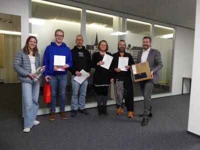 Stadtradeln in Herzebrock-Clarholz Abschussveranstaltung
Auszeichnung der Gewinner 

Die Gemeinde Herzebrock-Clarholz ging in diesem Jahr zum vierten Mal an den Start bei der Kampagne Stadtradeln des Klima-Bndnis. Vom 3. bis 23. Juni konnten alle, die in Herzebrock-Clarholz leben, arbeiten, einem Verein angehren oder eine Schule besuchen, mitmachen und mglichst viele Radkilometer sammeln. Nun wurden die besten Teams und die besten Einzelradler von der Gemeindeverwaltung ausgezeichnet.

Im Vergleich hatten wir dieses Jahr weniger aktive Radlerinnen und Radler. Im letzten Jahr waren es 506, diesmal 437. Die haben aber deutlich hufiger in die Pedale getreten. Weshalb sich das Ergebnis sehen lassen kann, freut sich die Klimaschutzmanagerin Caroline Httemann, die die bundesweite Aktion in der Gemeinde organisiert hatte. 

Nach Auswertung aller Daten gab es 34 Teams, fnf mehr als in den beiden Vorjahren. Insgesamt wurden 124.376 Km per Rad zurckgelegt. Das sind mehr als je zuvor. So wurde eine Ersparnis von rund 20 Tonnen CO2 bewirkt, indem nicht mit dem Auto gefahren wurde. 

Auch Brgermeister Marco Diethelm freut sich ber das Ergebnis. Ein sinnvoller Wettbewerb, der sich inzwischen in der Gemeinde etabliert hat so Diethelm. Auch Kinder knnen mitmachen und so schon frh etwas zum Klimaschutz beitragen. Wenn sich der Familienausflug damit mal anders als gewohnt gestaltet, umso schner, so das Gemeindeoberhaupt.

Das Team Pixel mit Klaus und Jonas Kreienbaum hat mit der hchsten Kilometerleistung pro Kopf, nmlich 1.393 Kilometern, die beste Teamwertung erreicht.

Bei den Einzelradlern konnte sich zum dritten Mal in Folge Klaus Kreienbaum den Titel sichern. 2.573,9 Kilometer bescherten ihm den 1. Platz und damit eine Fahrt mit dem Heiluftballon, gesponsert von der Kreissparkasse Wiedenbrck. 

ber Gutscheine fr lokale Geschfte und Hoflden, die ber eine Spende der Volksbank Bielefeld-Gtersloh finanziert wurden, freuten sich auf dem zweiten Platz Dirk Mumann mit 1.629,4 Kilometern, auf dem dritten Platz Gnther Morgenstern mit 1.551,2 Kilometern, als Vierter Andreas Hunkenschrder mit 1.454,1 Kilometern und auf Platz fnf Stefan Kleinenniggenkemper, der 1.261,7 Kilometer mit dem Rad zurckgelegt hat. 

Wie schon im Jahre 2021 traten Sabrina Eustergerling und Sebastian Eweler als Stadtradeln Stars an. Sie verzichteten in den drei Wochen des Wettbewerbs komplett auf Auto und Motorroller. Eweler hat dabei 1.100,5 Kilometer und Eustergerling 641,2 Kilometer erradelt. 

Die beste Teamwertung der gefahrenen Gesamtkilometer erreichte das 42-kpfige Team Homag Bohrsysteme mit 11.636,9. Eine Ehrung des Teams wird zu einem anderen Termin stattfinden.

Bereits im Sommer wurden die Leistungen der separat angetretenen Schlerinnen und Schler gewrdigt.

Bild:
In kleinem Kreis fand die Preisverleihung zum Stadtradeln 2023 im Rathaus Herzebrock-Clarholz statt. (Von links) Klimaschutzmanagerin Caroline Httemann, Jonas Kreienbaum, Andreas Hunkenschrder, die Stadtradeln Stars Sabrina Eustergerling und Sebastian Eweler sowie Brgermeister Marco Diethelm 
